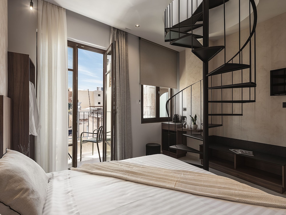 Signature Suite, 1 Queen Bed, Hot Tub, City View