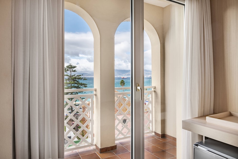 Standard Room, 2 Twin Beds, Pool View - Photo 8
