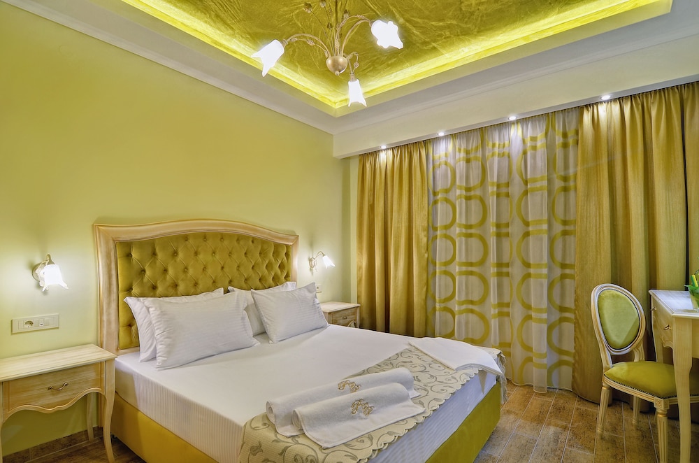 Deluxe Room - Photo 12