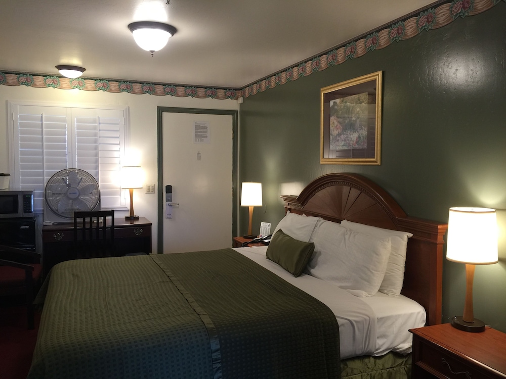Standard Room, 1 King Bed, Jetted Tub photo 2