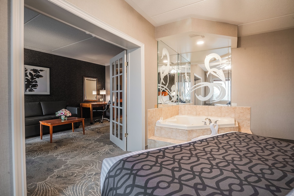 Deluxe Queen Suite with Jetted Tub-Separate Living Room photo 2