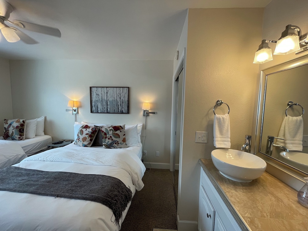 "Private Room, Queen and Twin Bed, Private Bathroom, Room B, Arctic Fox photo 2