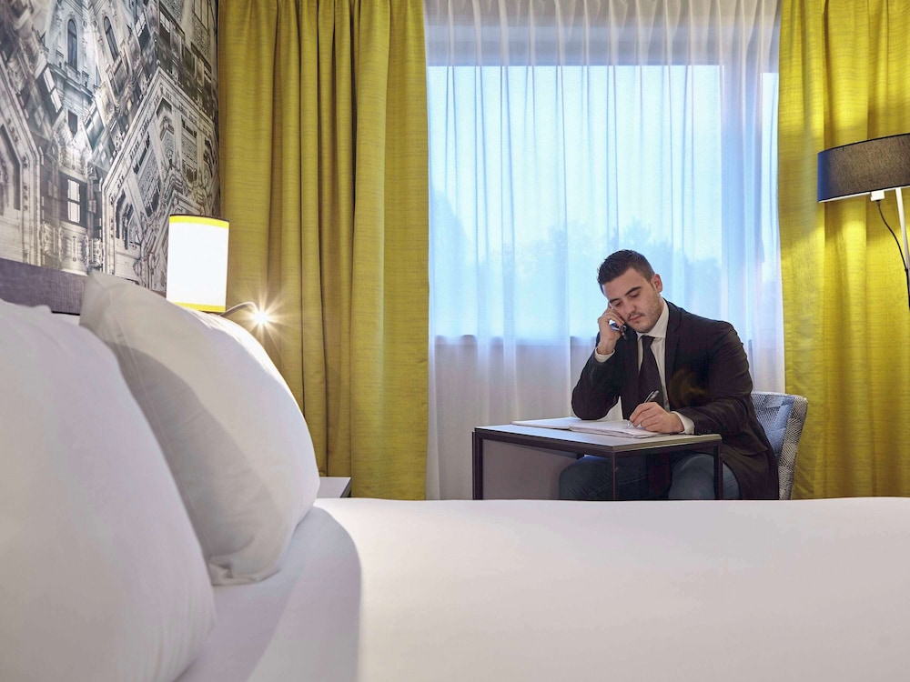 Suite with 1 double bed and twin beds - Photo 6