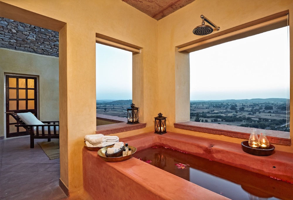 Luxury Suite, 1 King Bed, Valley View photo 3