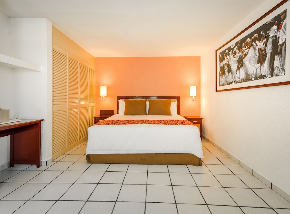 Junior Suite, 1 King Bed - Photo 1