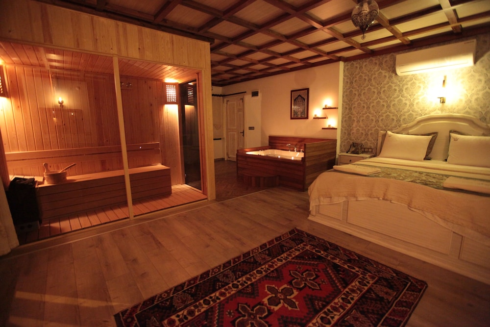 Luxury Double Room, 1 King Bed, Non Smoking, Pool View photo 2