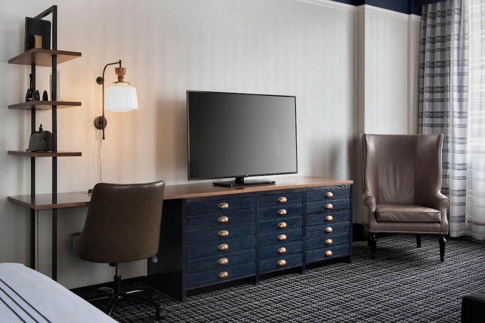 Executive Suite, 1 King Bed with Sofa bed - Photo 5