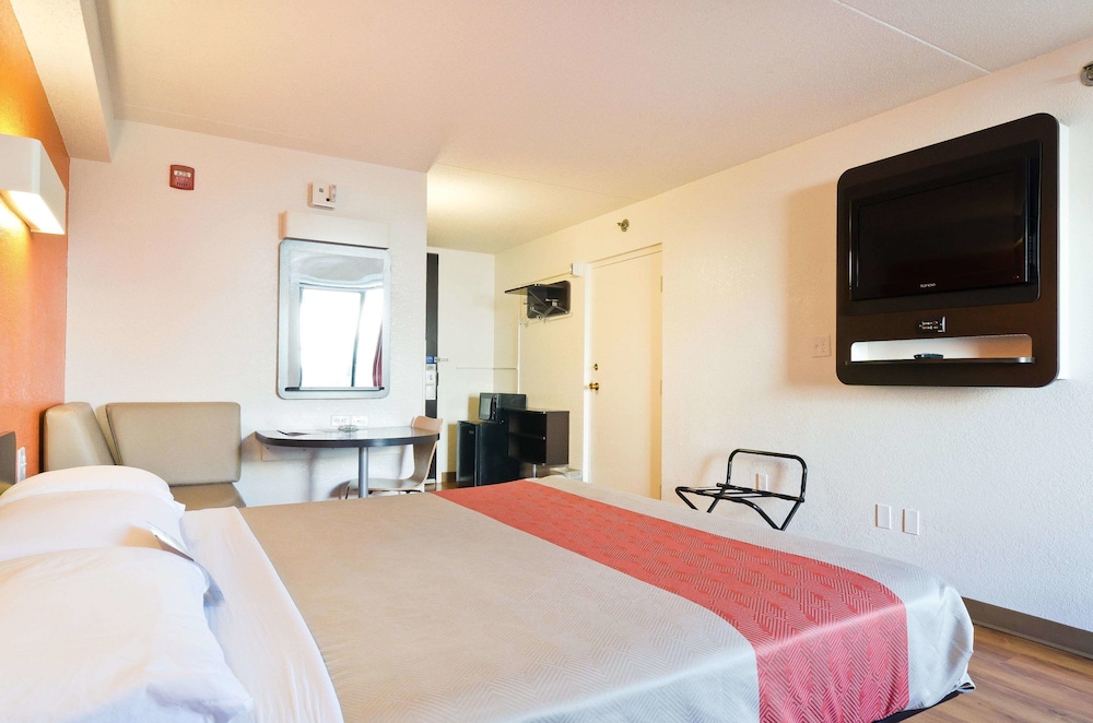 Deluxe Room, 2 Queen Beds, Non Smoking, Refrigerator & Microwave photo 2