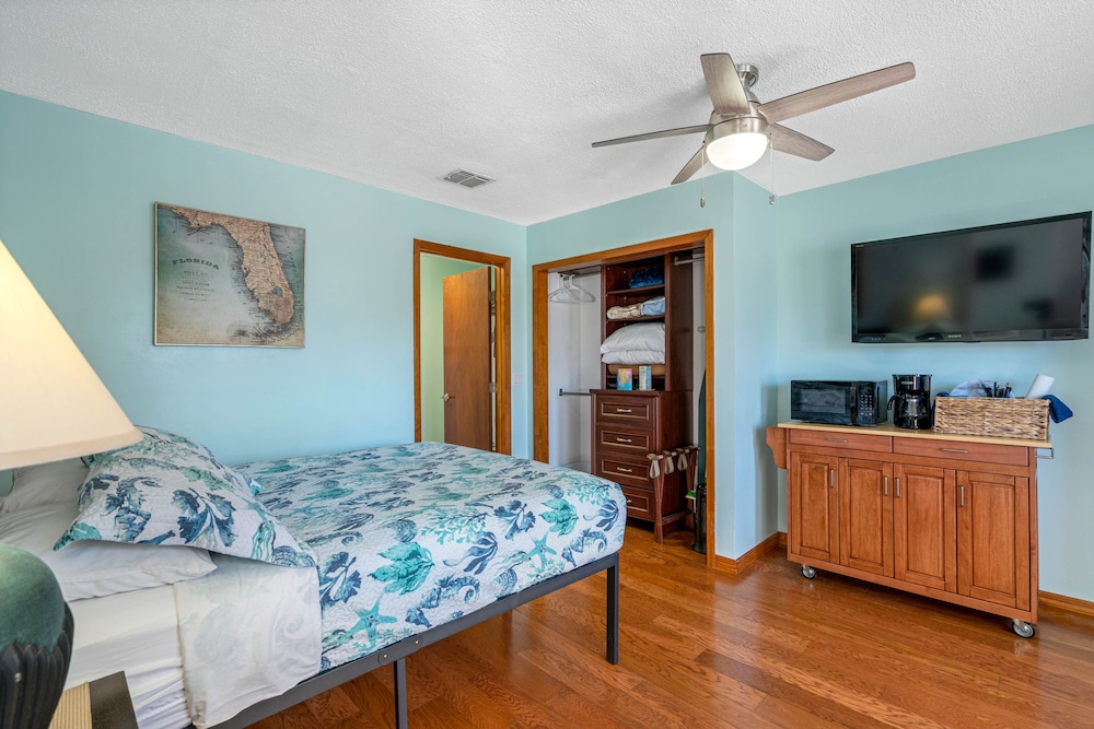 Upstairs Gulf Side One Bedroom (No Pets) photo 2
