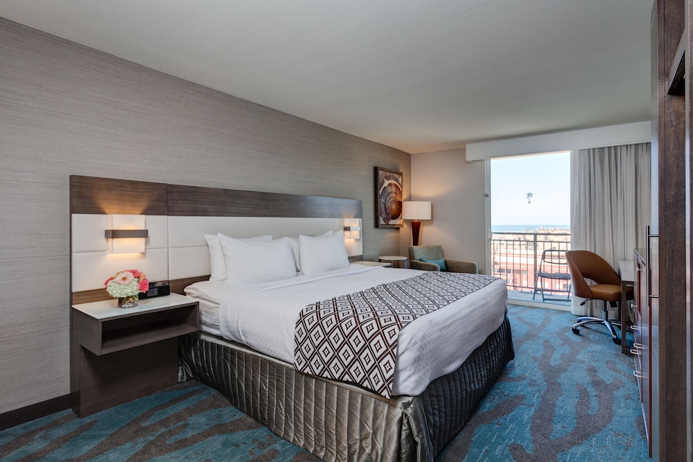 Standard Room, 1 Queen Bed, Accessible Bathtub (Communications) - Photo 2