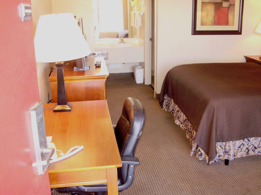 Deluxe Room, 1 Queen Bed photo 3