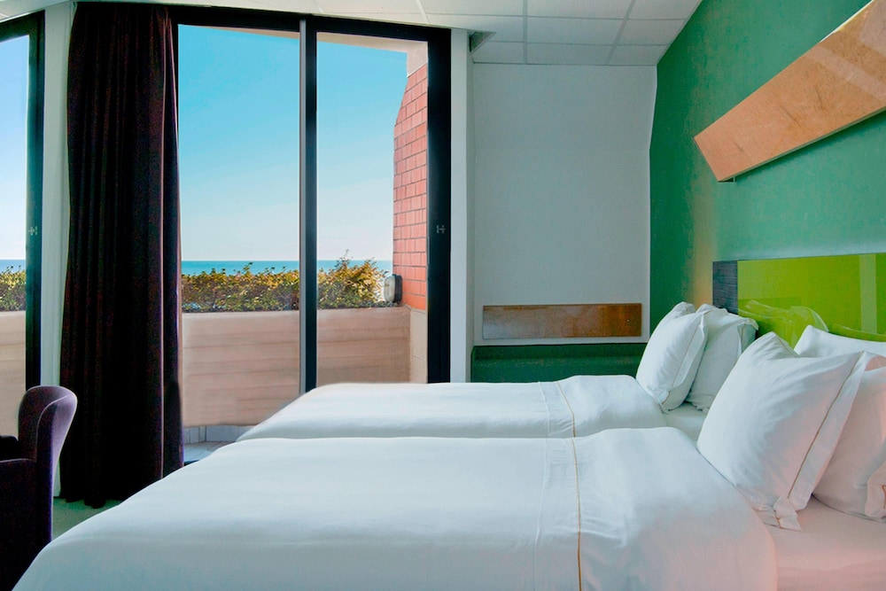 Deluxe Room, 2 Twin Beds, Balcony, Sea View photo 2