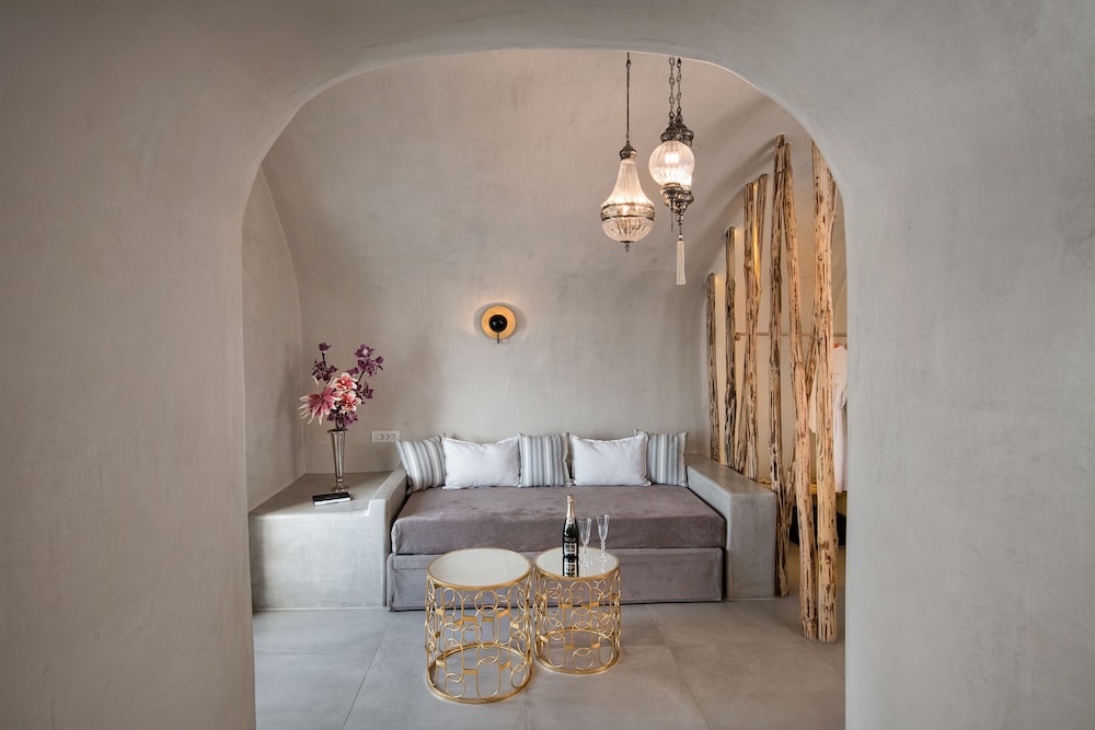 Cave Suite with Outdoor Hot Tub - Photo 8