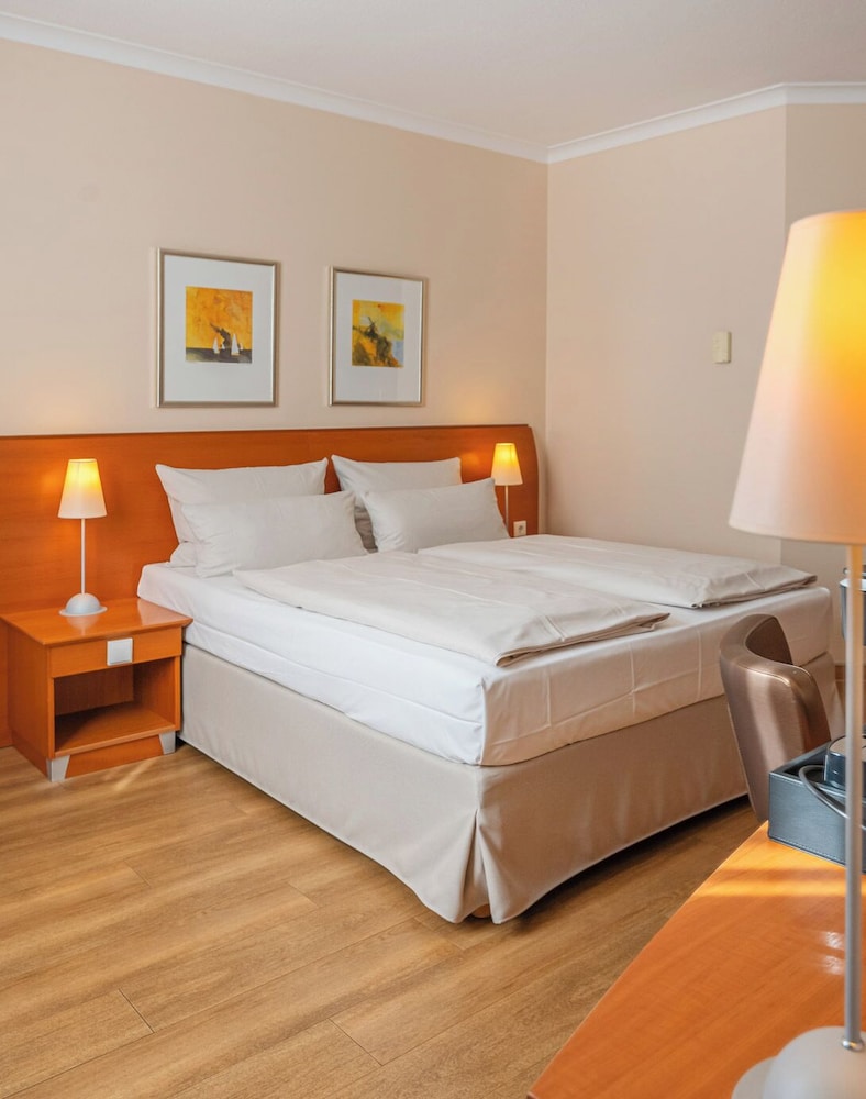 Standard Room, 1 Queen Bed - Photo 3