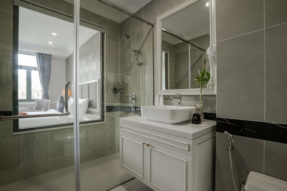 Deluxe Room, City View - Photo 7
