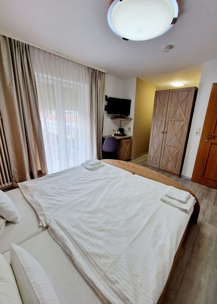 Family Quadruple Room, Private Bathroom - Photo 6