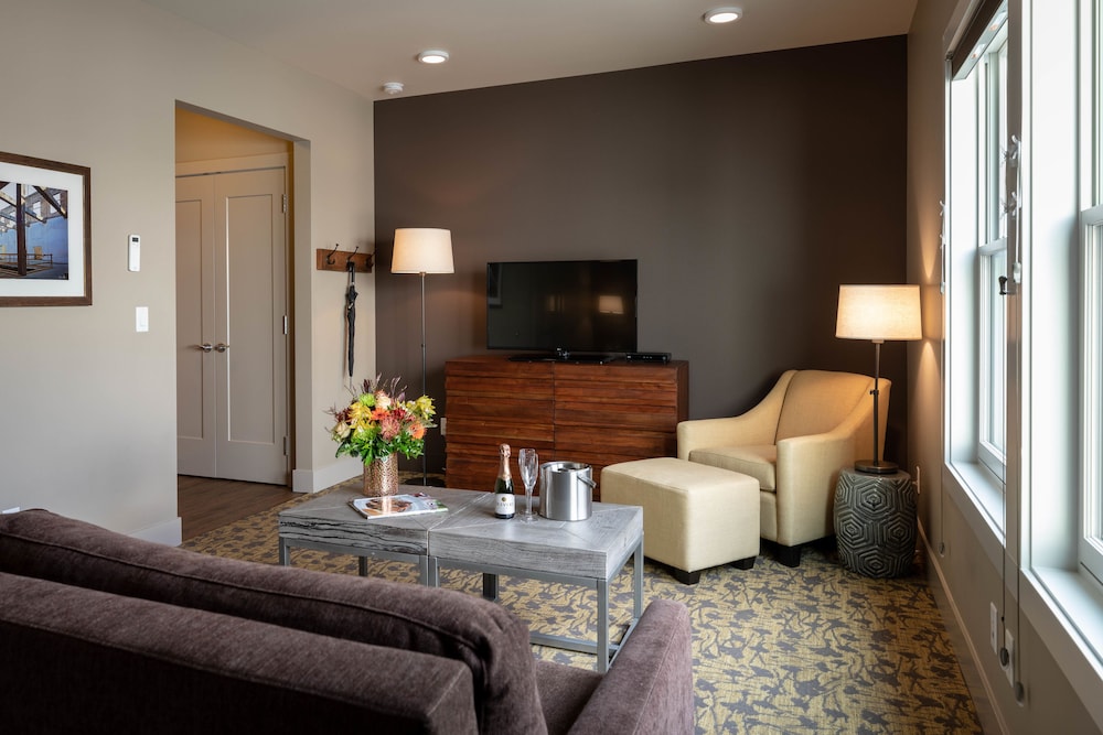 Premier Room, 1 King Bed with Sofa bed, Refrigerator photo 1