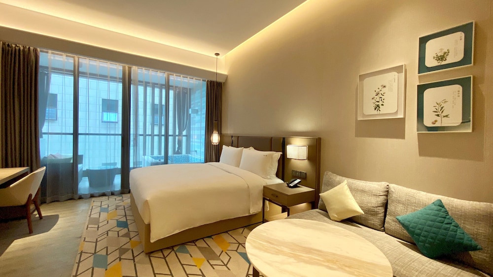 Standard Room, 1 King Bed - Photo 3
