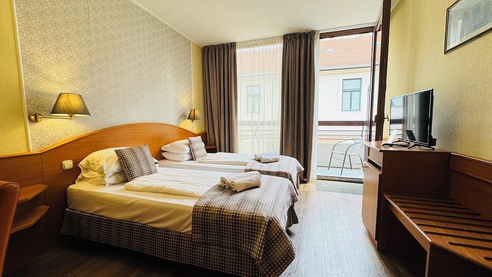 Deluxe Twin Room with Balcony - Photo 1