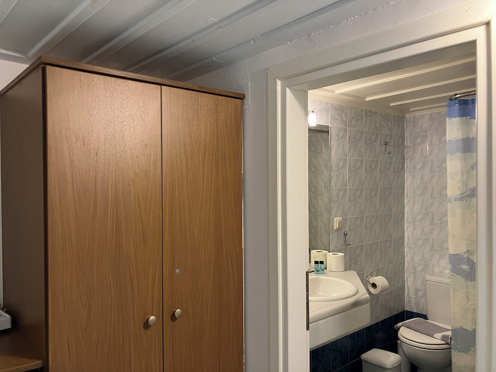 Two Single Beds with Courtyard View photo 3