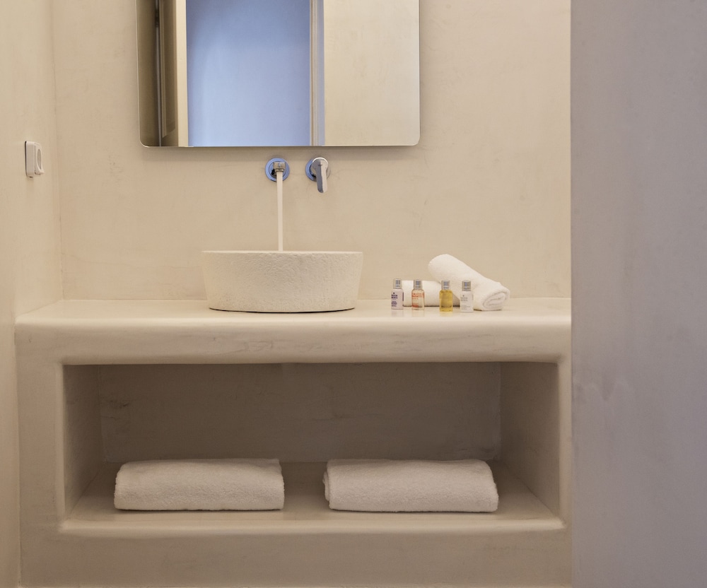 Deluxe Triple Room - Photo 13