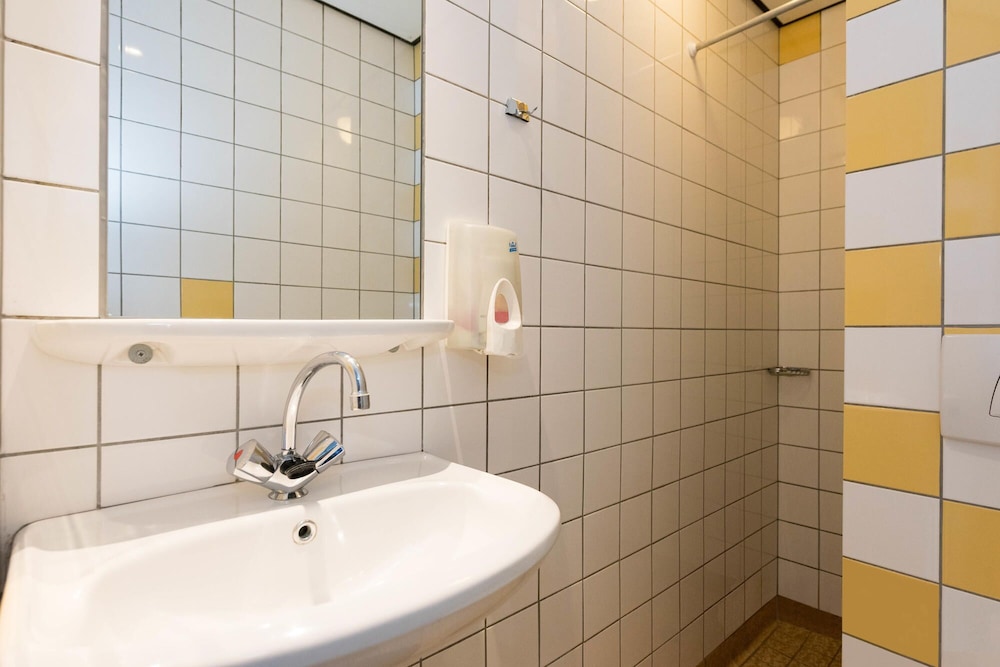Private 5 person room, Private Bathroom photo 2