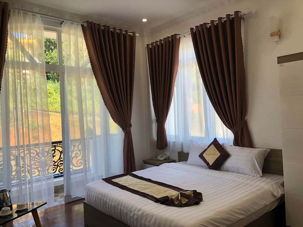Deluxe Room with Balcony - Photo 5