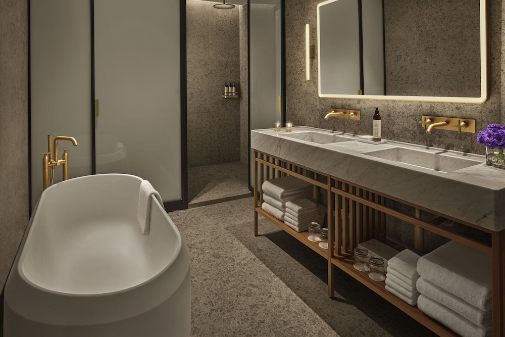 Suite, 1 Bedroom, Courtyard View thumbnail 5