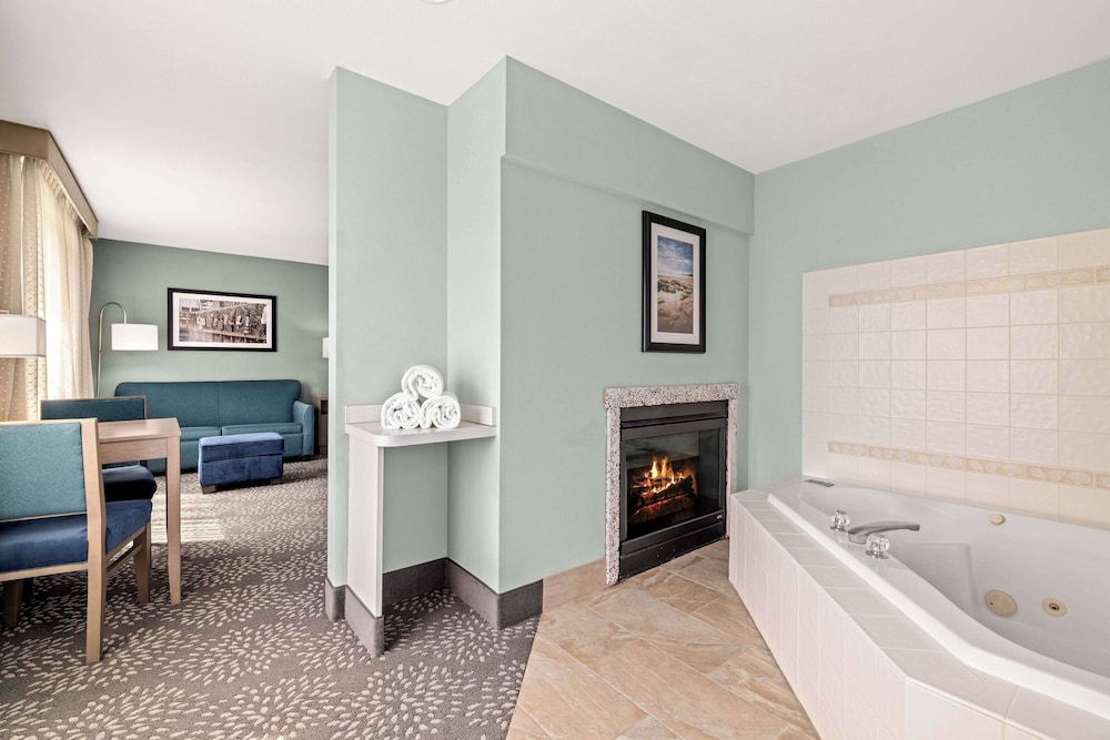 Deluxe Suite, 1 King Bed, Non Smoking - Photo 4