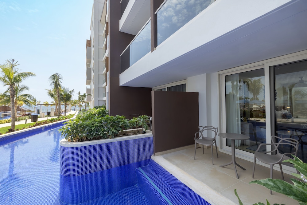 Luxury Junior Suite Swim Out - Photo 9