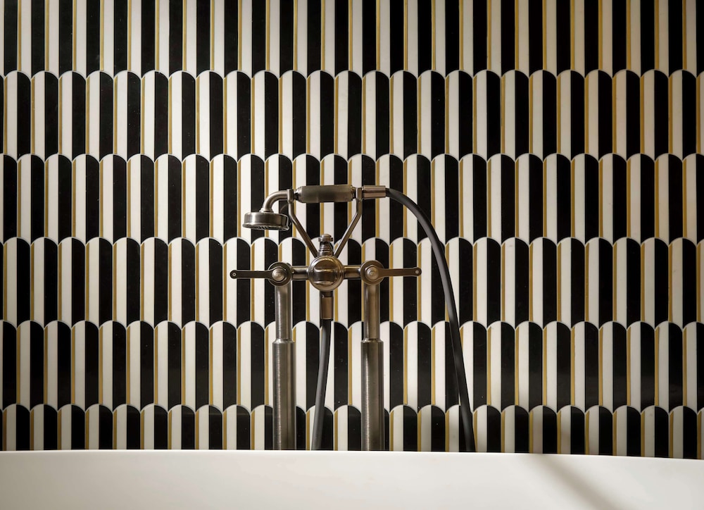 Signature Suite - Photo 5