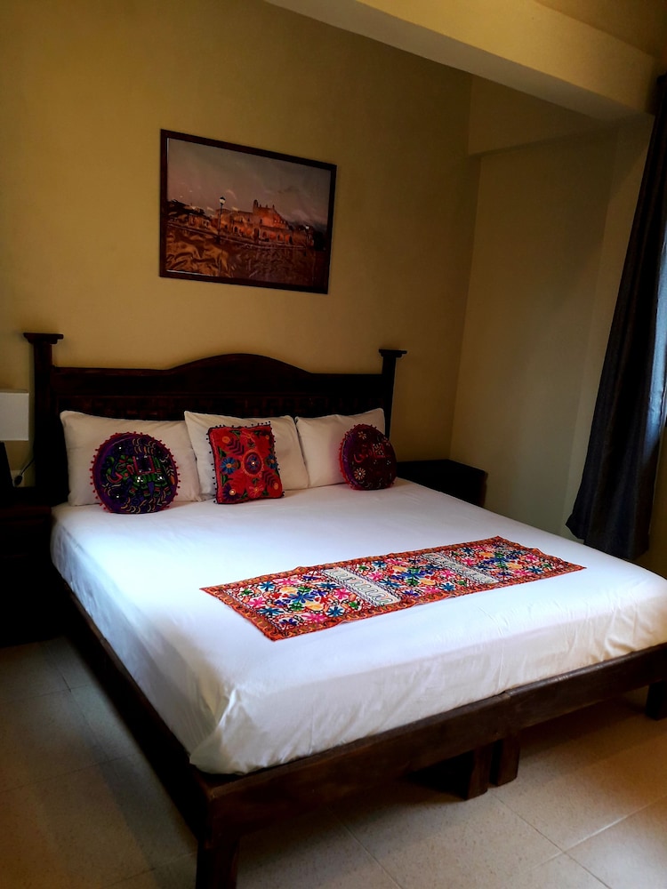 Standard Room, 1 King Bed, Non Smoking, Ensuite photo 2
