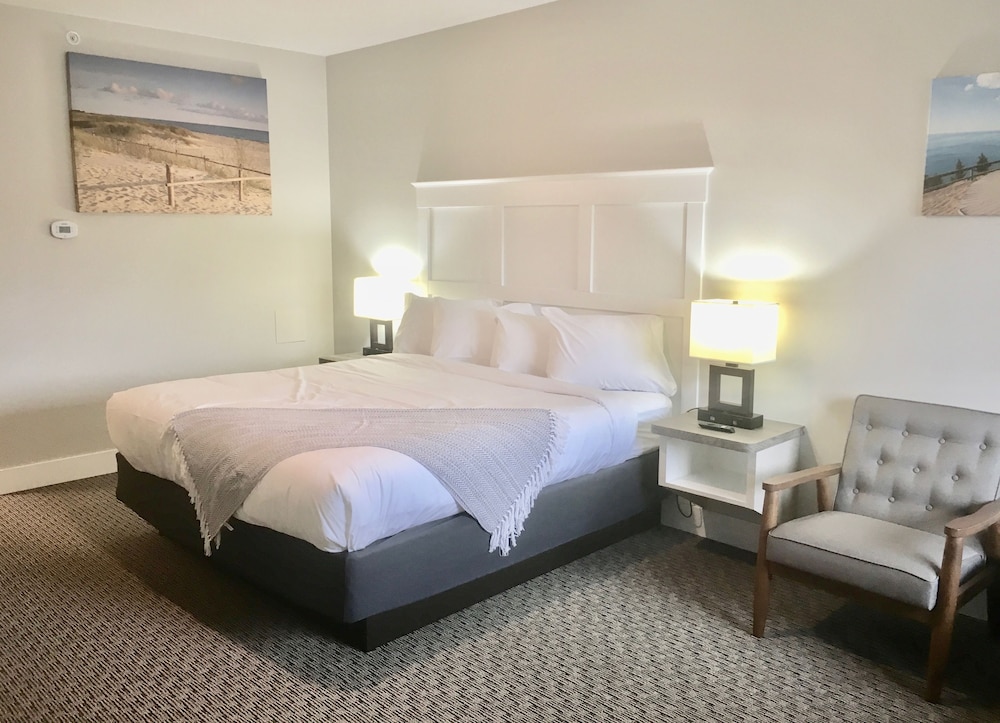 Deluxe King Bed photo 1