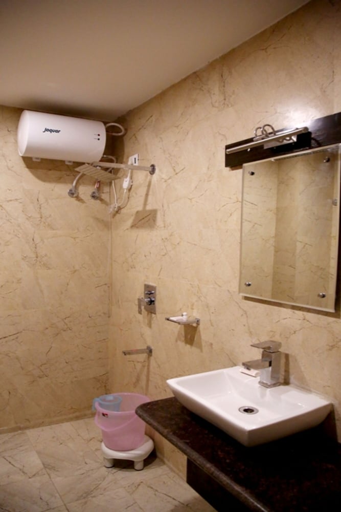 Deluxe Room - Photo 5