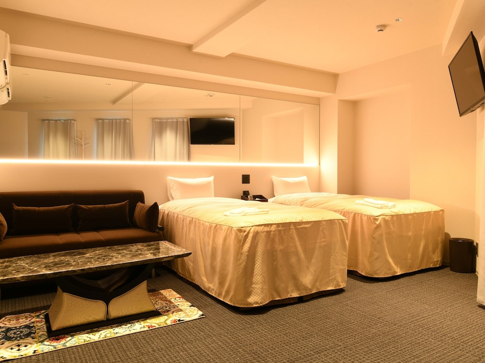 Twin Room, Smoking