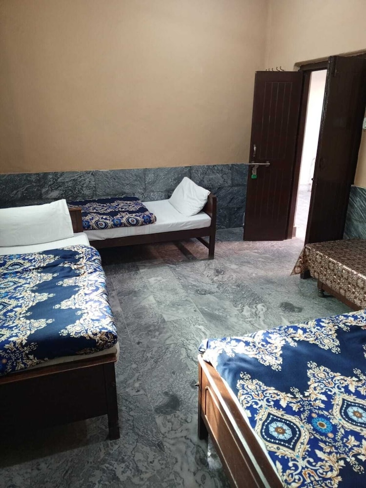 Economy Triple Room photo 3