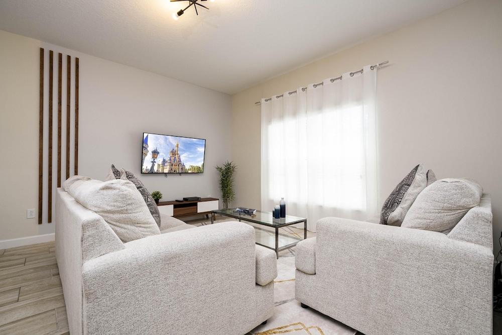 Beautiful 4BR 3BA Home w Pool at Storey Lake, Foto 52