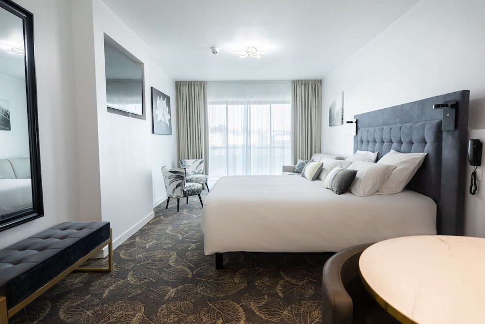 Double Superior Room with Balcony - Pond View photo 1