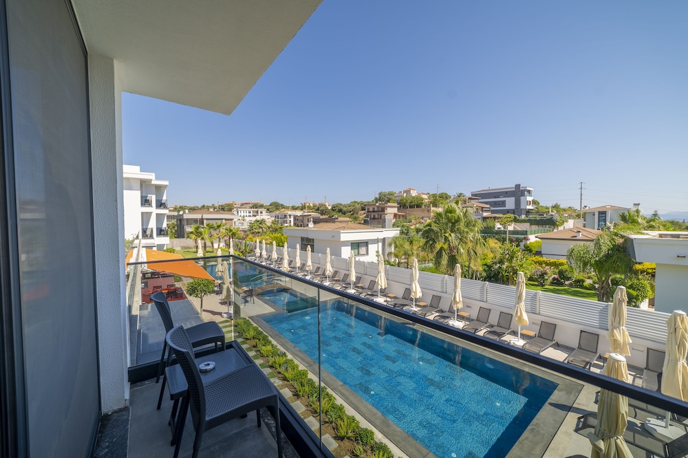 Standard Double Room, 1 Queen Bed, Pool View - Photo 4