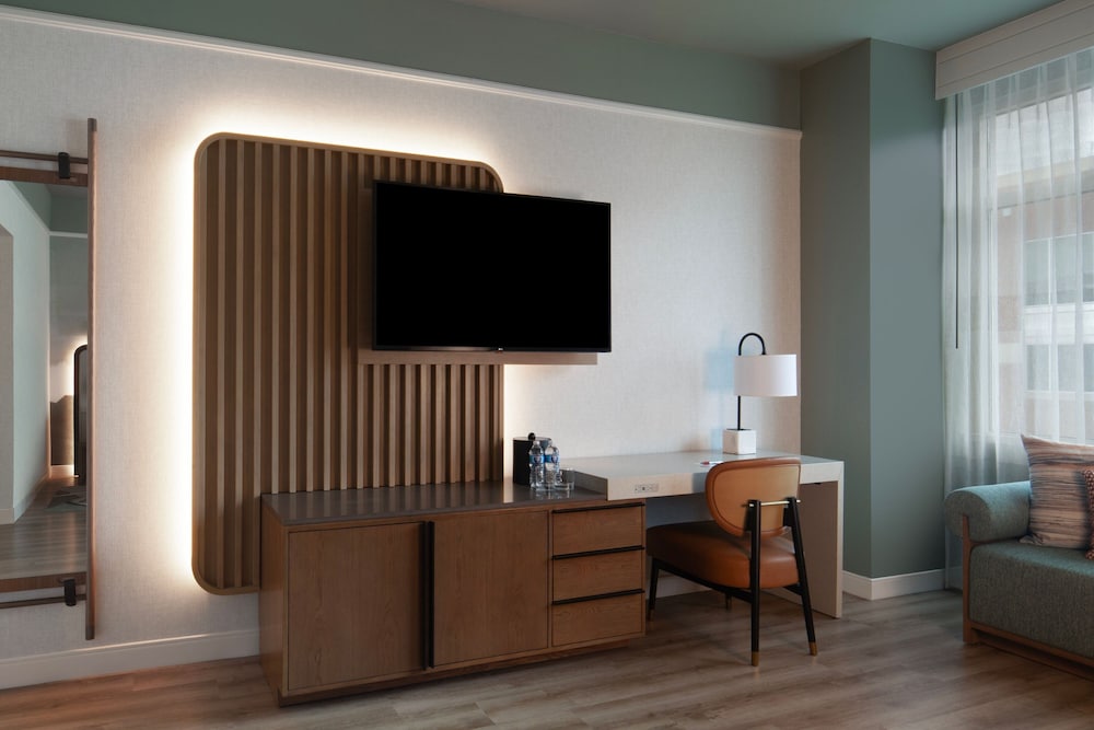 Room, 1 King Bed (Mobility/Hearing Accessible, Tub) - Photo 5