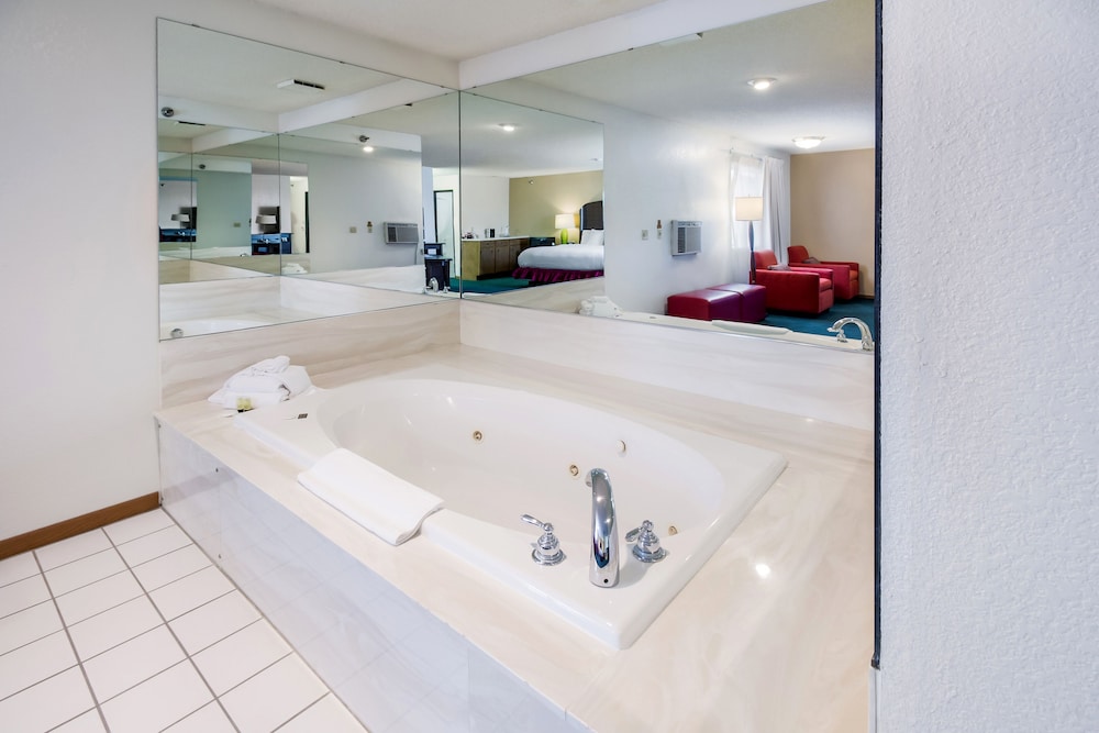 Luxury Studio Suite, 1 King Bed, Non Smoking, Jetted Tub