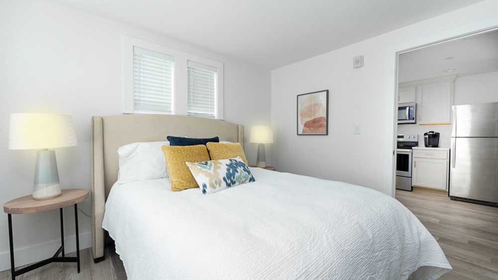 Luxury Condo, 1 Bedroom, Courtyard View (205) photo 2