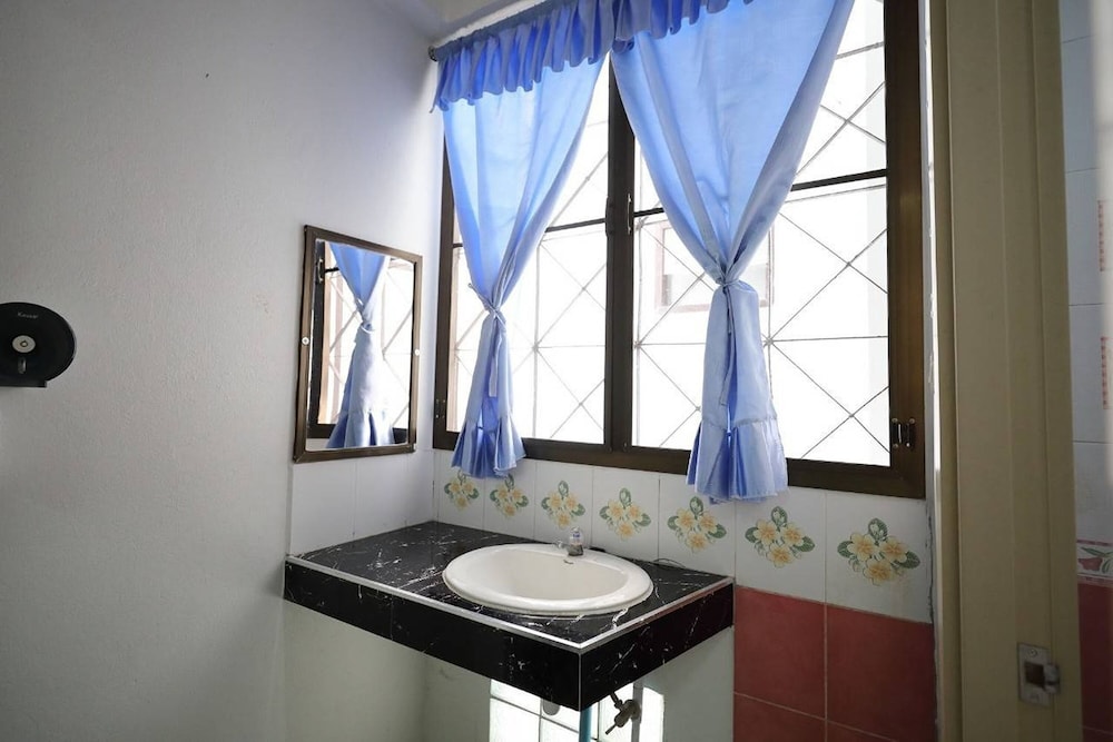 Standard Twin Room - Photo 5