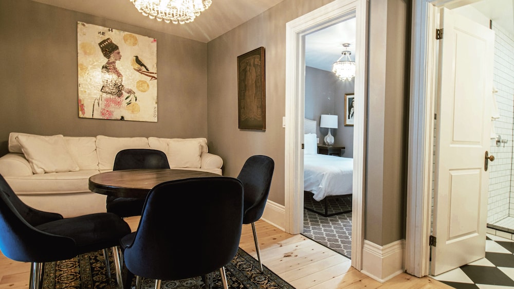 Design Suite, 1 Queen Bed with Sofa bed