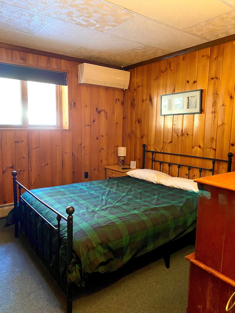 Small Queen Room, 1 Queen Bed- Maximum 2 adults per room photo 1
