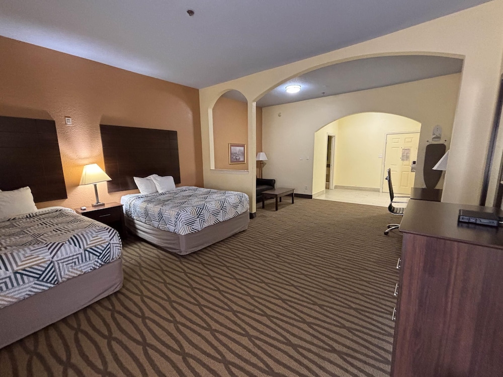 Suite, 2 Queen Beds, Non Smoking, Refrigerator & Microwave - Photo 1