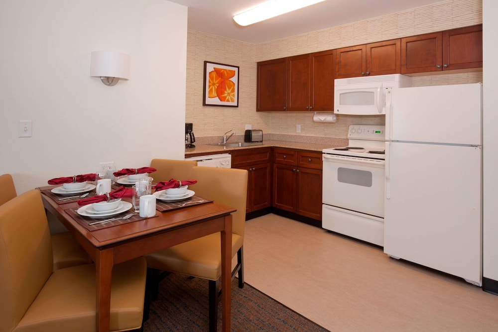Suite, 2 Bedrooms, Fireplace - Photo 6