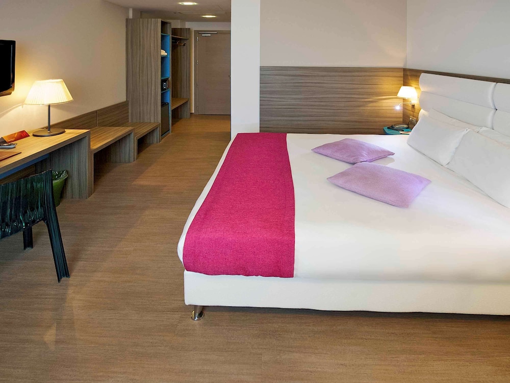Room, 3 Twin Beds - Photo 3