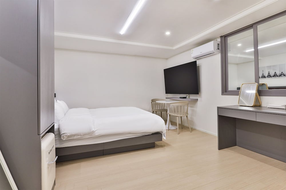 Premier Double Room - Samsung Air Dresser, Samsung 70" Smart TV Included - Photo 4