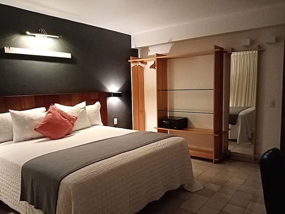 Superior Room, 1 King Bed photo 1